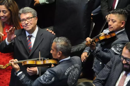 Con mariachis despiden a Monreal en el Senado