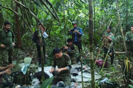 Encuentran vivos 4 niños perdidos hace 40 días en Colombia, tras accidente aéreo