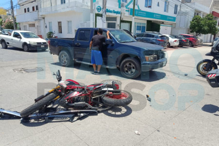 Conductor de camioneta no respeta su alto y se lleva de corbata a motociclista