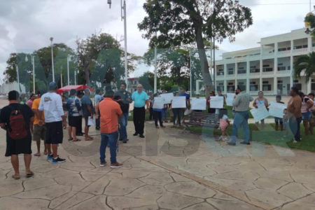 Exigen a Mara Lezama resolver carencias de servicios públicos en Xcalak y Mahahual