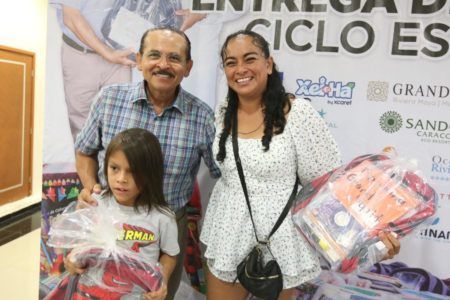 Apoya CROC economía de padres de familia; entrega 40 mil 300 paquetes escolares