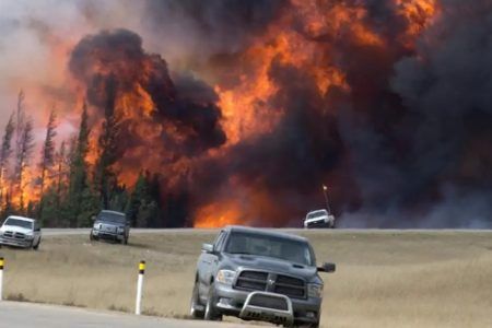 Miles de personas huyen de los incendios en el norte de Canadá