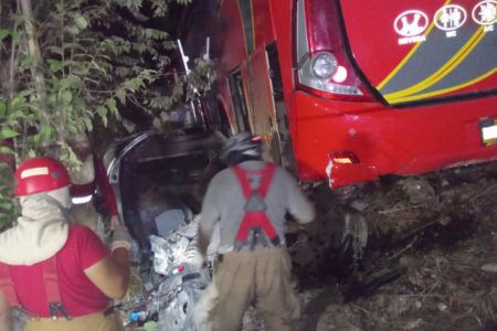 Fuerte choque entre autobús de Tours Acosta y Chevy deja tres muertos antes de llegar a Bacalar