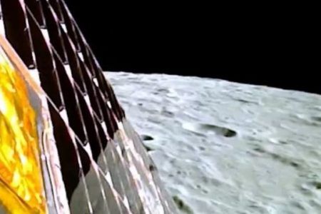 India llega a la Luna; logra con éxito descender en polo sur