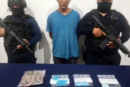 Detienen en Tulum joven con varias dosis de drogas