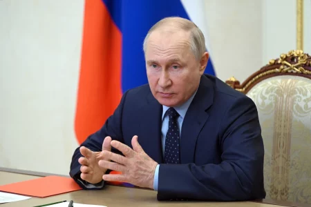 Acusa Putin a EU y sus aliados de “echar leña al fuego” en Ucrania