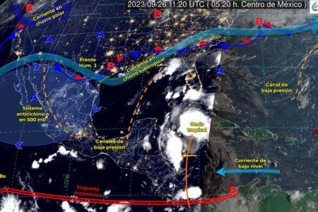 Se aproxima onda tropical a la Península de Yucatán; se prevén fuertes lluvias en Quintana Roo