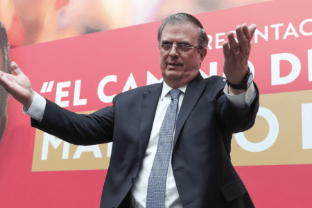 Se lanza Ebrard contra Morena; interpone juicio ante Tribunal Electoral