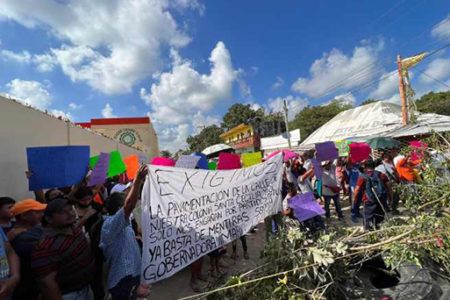 Vecinos de Santa Cecilia en Cancún protestan contra gobierno de Ana Paty Peralta; exigen calles y sistemas de drenaje