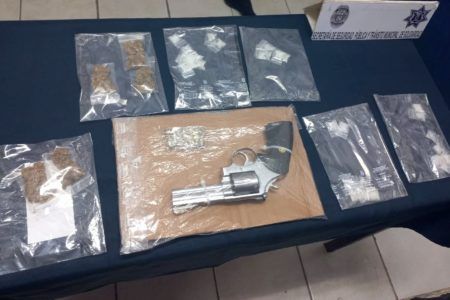 Dan policías de Solidaridad golpe al narcomenudeo; aseguran 78 dosis de drogas y arma de fuego