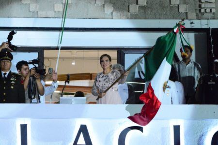 Celebra Lili Campos con fervor Grito de Independencia junto a miles de solidarenses