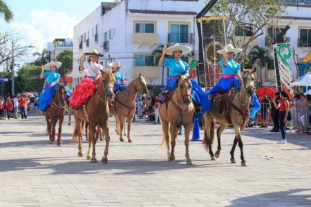Con espectacular desfile conmemoran aniversario de la independencia en Solidaridad