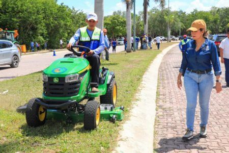 Lili Campos refuerza limpieza de Solidaridad con nueva maquinaria