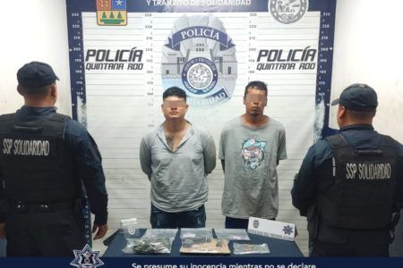 Apañan policías de Solidaridad a dos hombres con arma de fuego y drogas