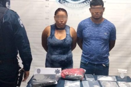 Detienen policías de Solidaridad a pareja tabasqueña con 114 dosis de drogas