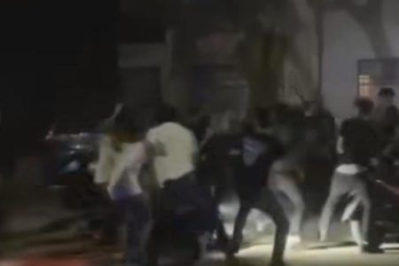 VIDEO: Dan brutal golpiza a joven que acudió a fiesta en Cancún; está grave