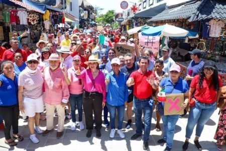 Marchan en Playa del Carmen en apoyo a Xochilt Gálvez