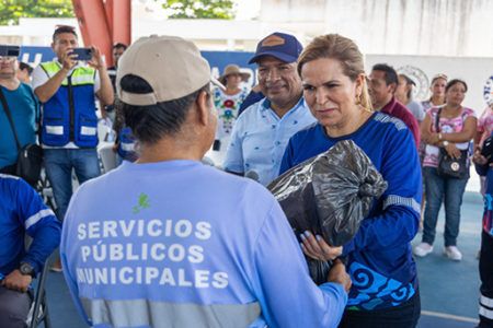 Equipa Lili Campos con uniformes a trabajadores de Puerto Aventuras