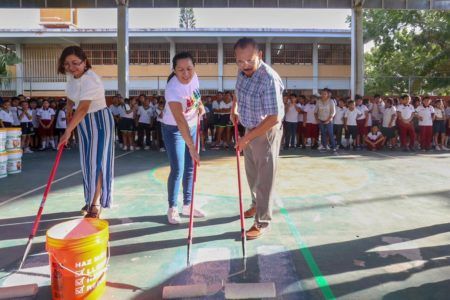 Croc rehabilita cancha deportiva en primaria de Playa del Carmen