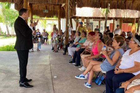 “El Sinatra Latino” da sorpresa a abuelitos de la Casa del Adulto Mayor del DIF Solidaridad