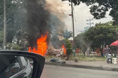 Cae avión pequeño en el centro de Cali; muere el piloto