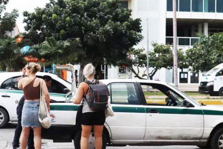 Monopolio de transportistas daña imagen turística de Quintana Roo, advierte David Ortiz