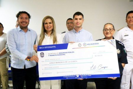 Lili Campos hace realidad becas a hijos de policías de Solidaridad