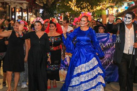 Miles disfrutan final del Hanal Pixán en Solidaridad