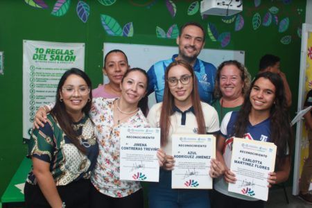 Jóvenes estudiantes escuchan historias de éxito en el deporte y la vida con Jimena, Carlota y Azul.