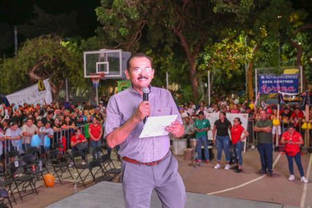 Muestran camaristas talento en concurso de tendido de camas de la CROC