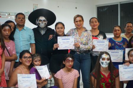 Fomenta Lili Campos la creatividad y la participación en jóvenes de Puerto Aventuras