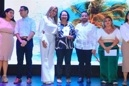 Celebra Lili Campos aniversario 121 de Playa del Carmen