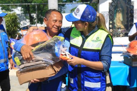 Equipa Lili Campos a trabajadores de Servicios Públicos de Solidarifad