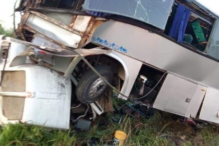 Encontronazo entre volquete y camión de pasajeros en Chetumal