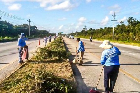 Mantienen carreteras limpias en Solidaridad