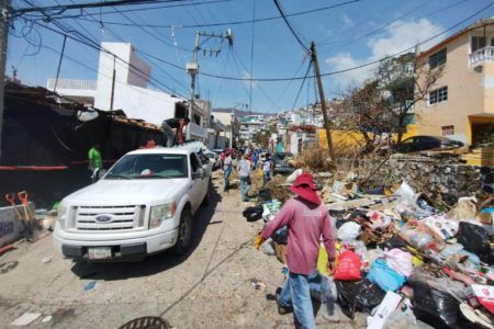 Ya no se soporta el mal olor en Acapulco; inundado de toneladas de basura