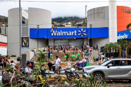 Viven acapulqueños viacrucis para entrar a los supermercados