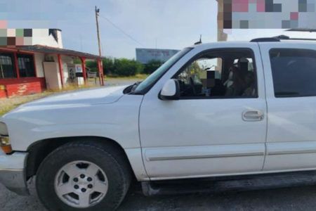 Encuentran a 37 migrantes a bordo de dos camionetas en Nuevo León