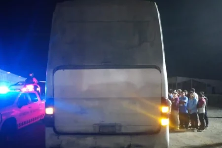 Aseguran en Veracruz a 162 migrantes; iban atiborrados en autobús