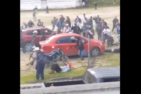Pobladores de Texcaltitlán enfrentan a extorsionadores; mueren 14 personas