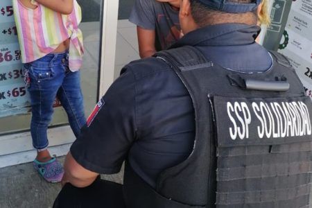 Rescata policía municipal a niña extraviada en Playa del Carmen