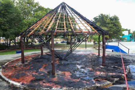 Uso indebido de pirotecnia incendia palapa en parque de Playa del Carmen