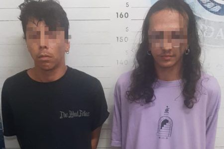 Captura infraganti a garabateros callejeros en Playa del Carmen; pintarrajeaban las bardas del IMSS