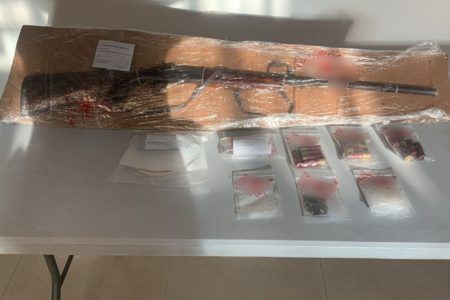 Le cierran el negocio de venta de drogas en Playa del Carmen; hay una mujer detenida