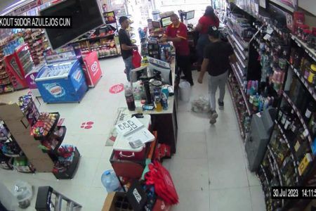 Roban Oxxo en Cancún; cuatro van a la cárcel
