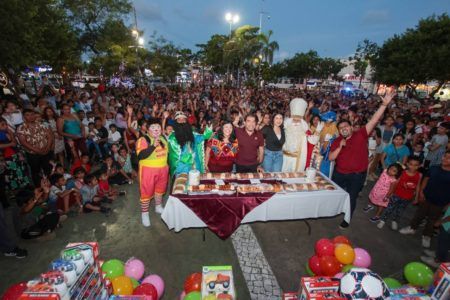 Comparten Mildred Ávila y Humberto Aldana roca de Reyes con familias cancunenses