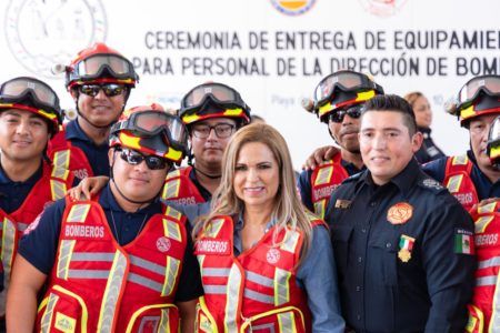 Lili Campos entrega equipo de última generación a bomberos de Solidaridad