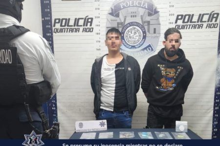 ATORAN NARQUILLOS. Con más de 70 dosis de drogas y una moto robada, atrapan a cuatro sujetos en Playa del Carmen