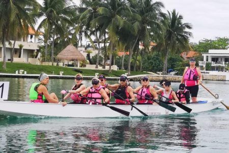 Sobrevivientes de cáncer de mama protagonizan Festival Rosa Mexicano en Solidaridad