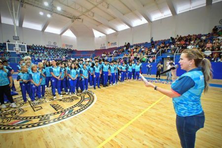 Abandera Lili Campos a los atletas formados en en el municipio de Solidaridad